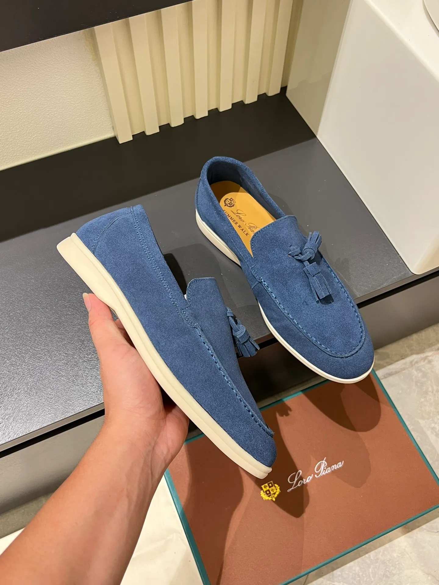 Men's shoes 💰p360 "Loro men's shoes 💰pian'*" Classic L men's shoes for couples 💰p Top version British flat loafers, a must-have item in old money style, the minimalist design is eye-catching and durable, a plus point for dressing The soft foot feel and texture are outstanding. They don’t scratch your feet and are very nice. They are matched with soft and waxy soles. They can be worn daily for a long time without getting tired. They are easy to wear, versatile and classic items, with perfect foot feel and texture! Imported cashmere fabric, the lining is made of imported A-grade water-dyed cow lining, the top version of the genuine leather midsole is sewn with pure handmade mark thread! Size: Female 35-40 (34. Customized) Male 38-44 (45.46. Customized)